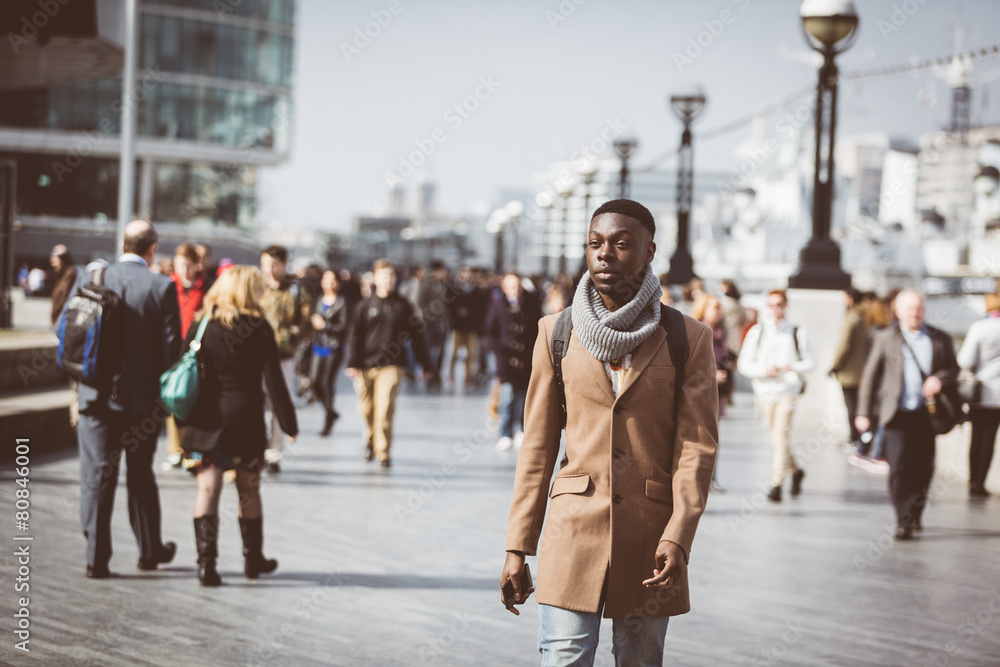 Fototapeta premium Man walking w Londynie na chodniku Thames