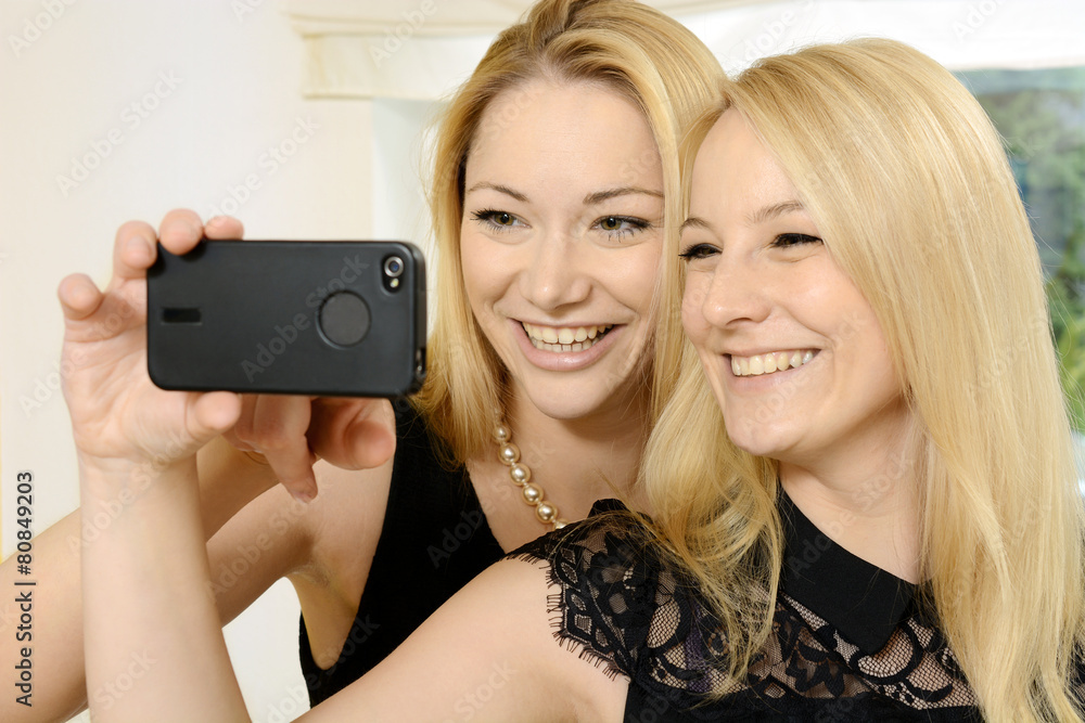 Freundinnen fotografieren Selfie mit Smartphone Freundinnen fotografieren Selfie mit Smartphone