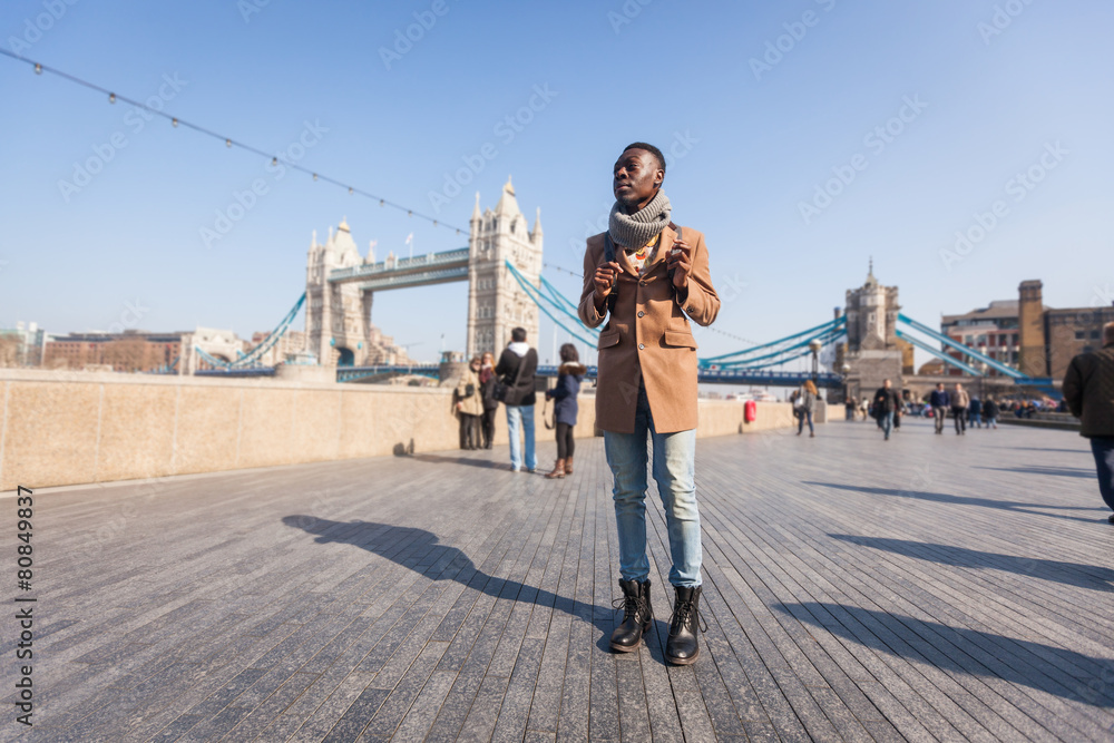 Obraz premium Man walking in London on Thames sidewalk