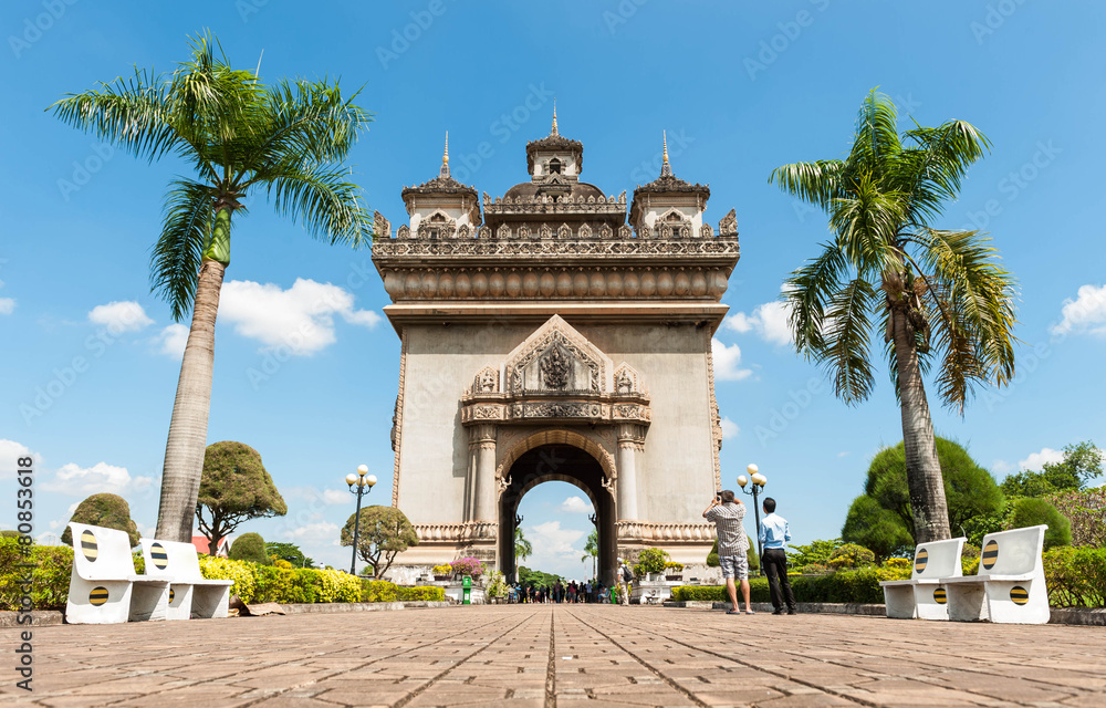 Obraz premium Patuxai literally in the centre of Vientiane, Laos
