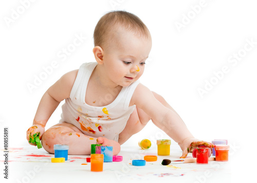 Little baby paint by his ha...