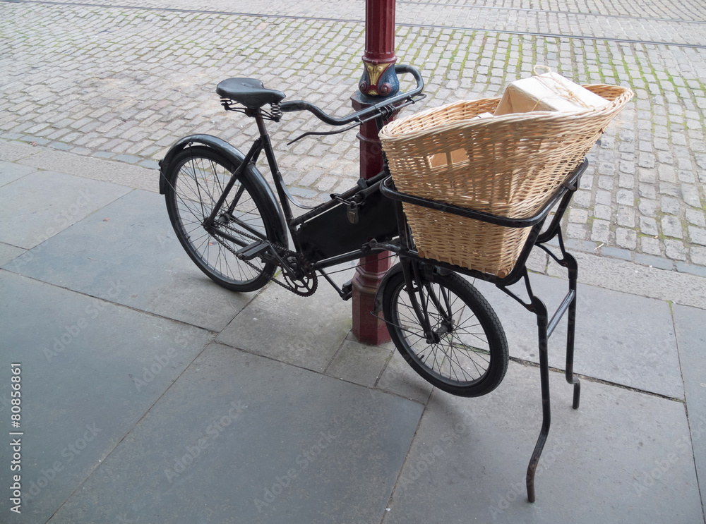 Obraz premium old delivery bicycle