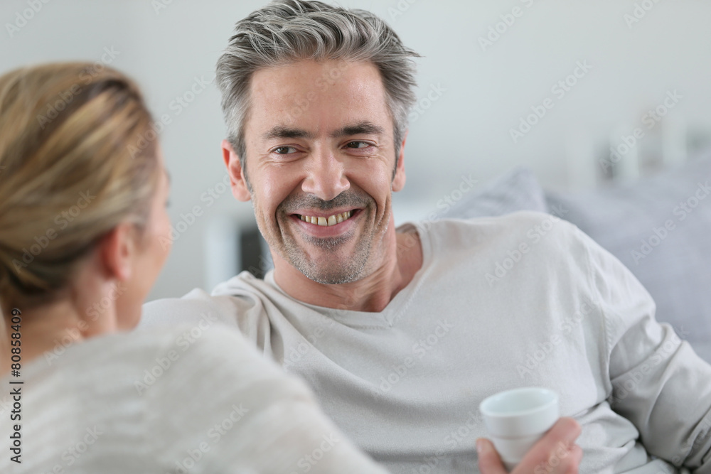 Obraz premium Mature couple talking together in sofa