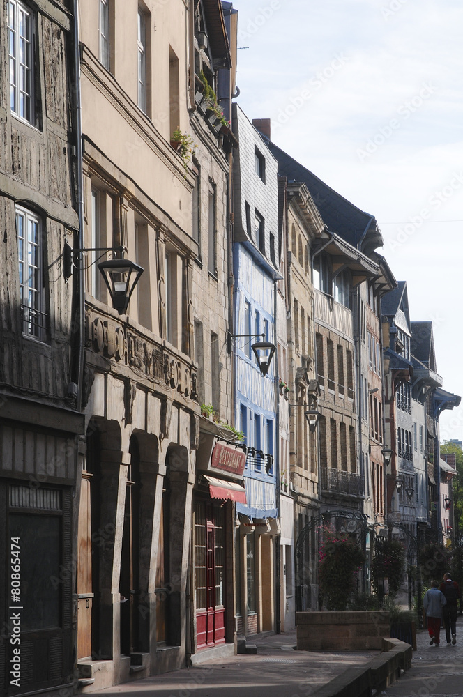 façades médiévales dans une rue de Rouen