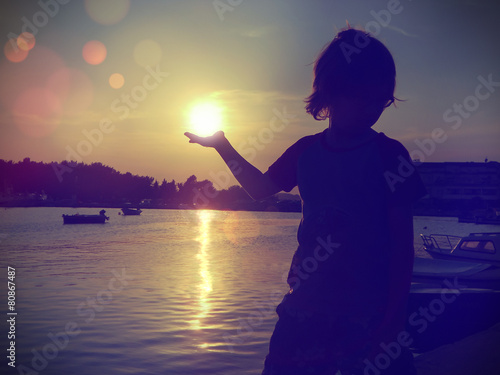 Junge hält Sonne
