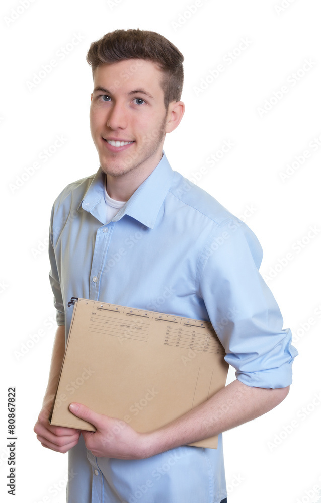 Lachender junger Mann mit blauem Hemd und Akte Lachender junger Mann mit blauem Hemd und Akte