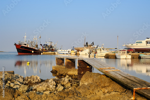 Fischerboote im Naturhafen photo