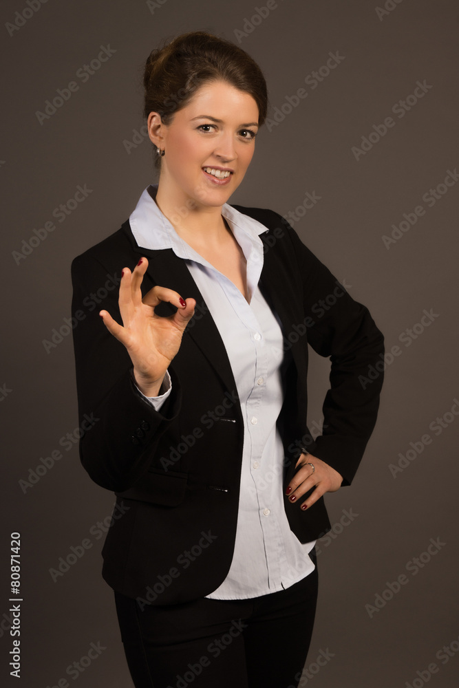 Frau zeigt Alles perfekt warmes Licht Frau zeigt Alles perfekt warmes Licht