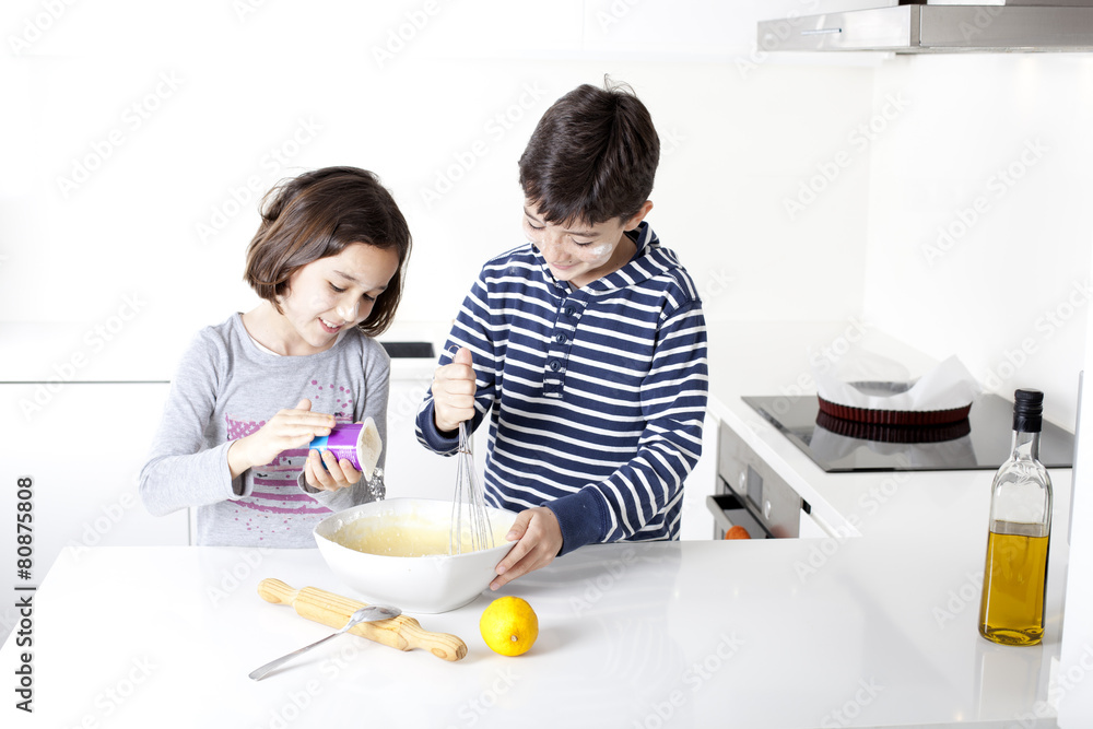 Niños preparando tarta Niños preparando tarta