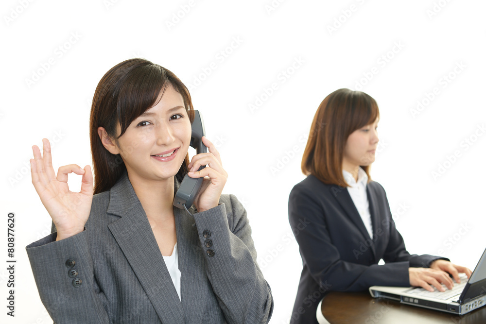 受話器を持つ女性