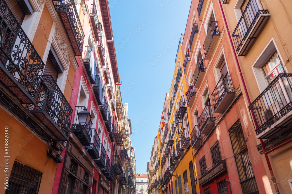 schmale Straße in der Altstadt von Madrid