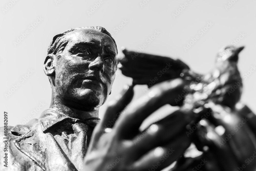 Fototapeta premium Bronzeskulptur vom Dichter Federico Garcia Lorca