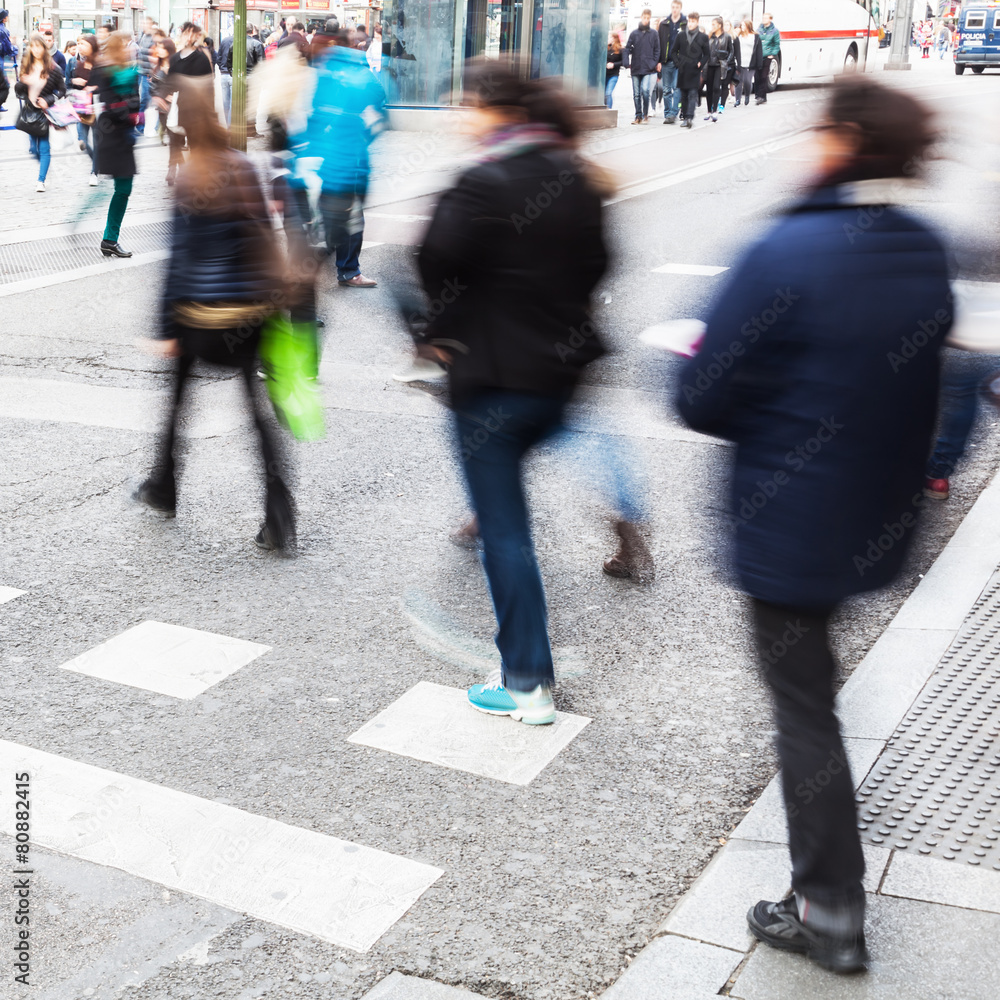 Menschen überqueren Straße in Bewegungsunschärfe Menschen überqueren Straße in Bewegungsunschärfe