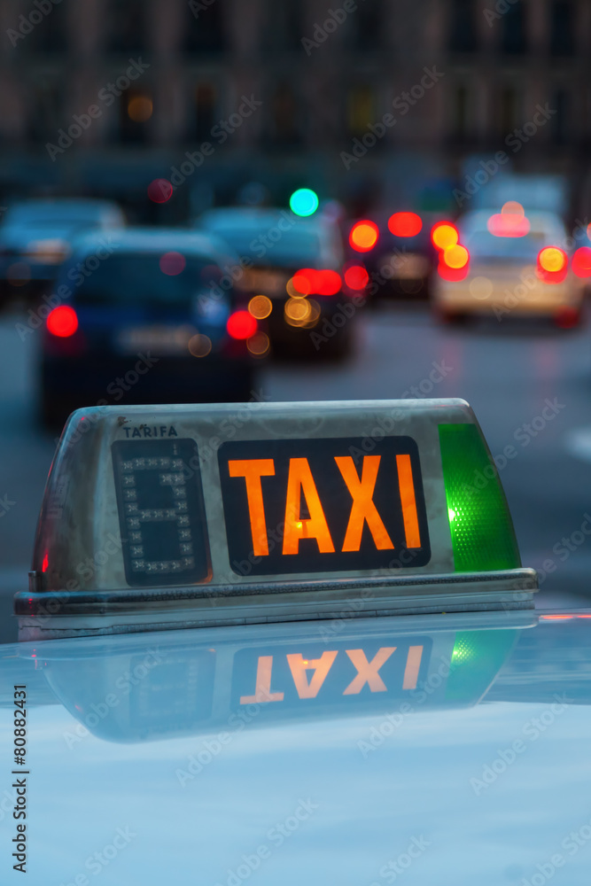 Taxi im Großstadtverkehr in der Abenddämmerung Taxi im Großstadtverkehr in der Abenddämmerung