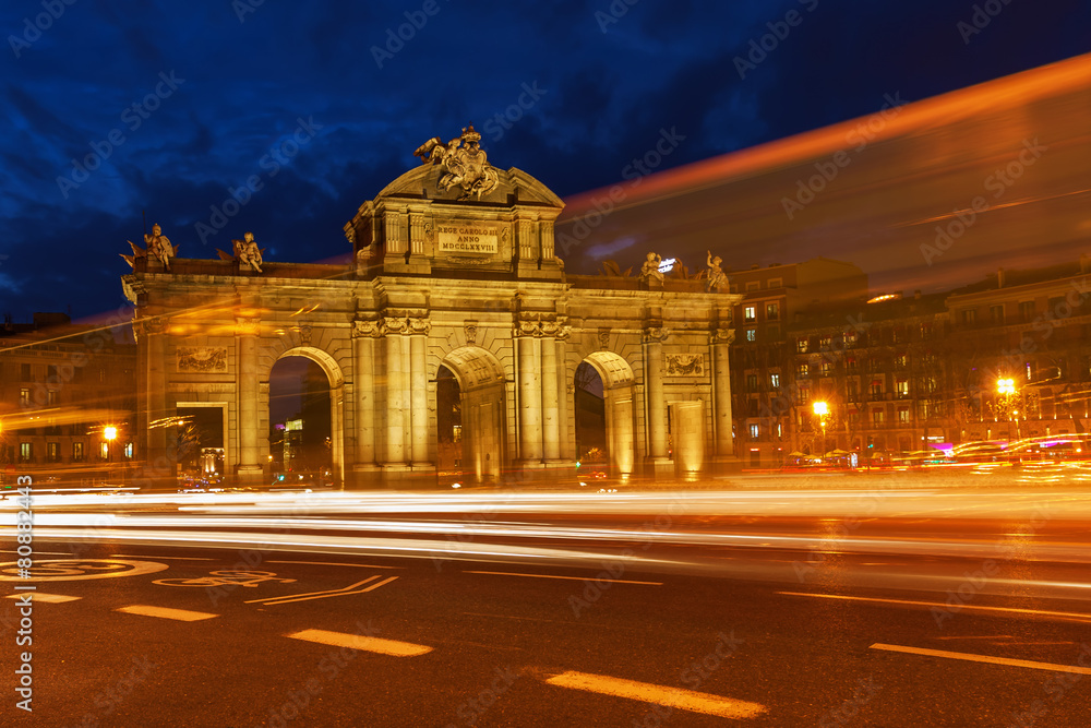 Obraz premium Puerta de Alcala in Madrid zur blauen Stunde