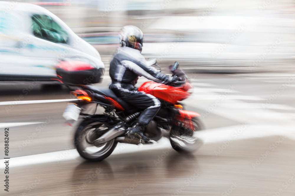 Motorrad auf nasser Straße in Bewegungsunschärfe Motorrad auf nasser Straße in Bewegungsunschärfe