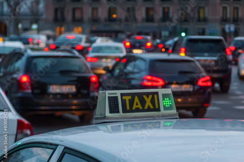Taxi im Großstadtverkehr in der Abenddämmerung © Christian Müller