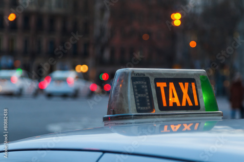 Taxi im Großstadtverkehr in der Abenddämmerung