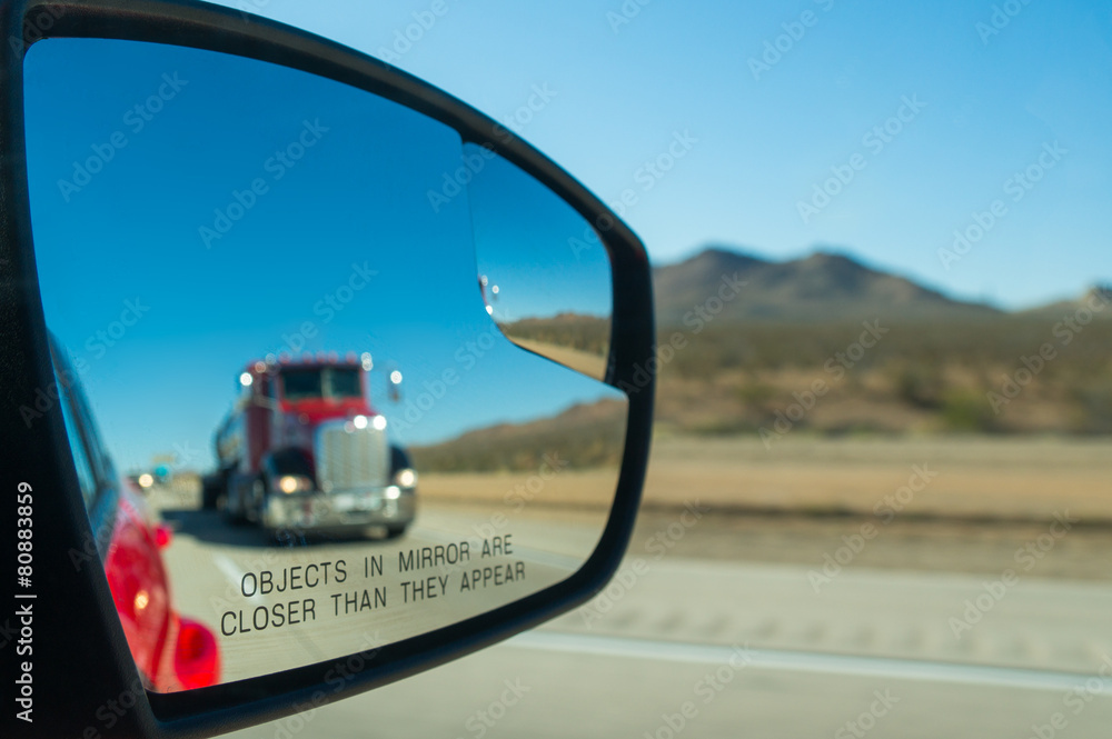 Verkehr im Rückspiegel