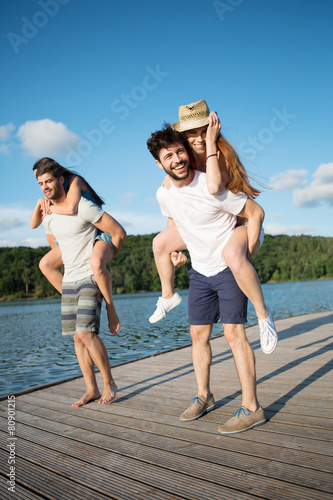 Vier junge Erwachsene im Sommer am See
