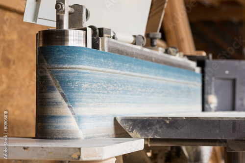 Fotografie fixed vertical electric belt sander of carpenter in hall