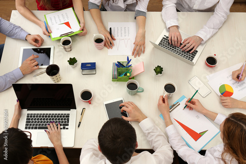 Group of business people wo...