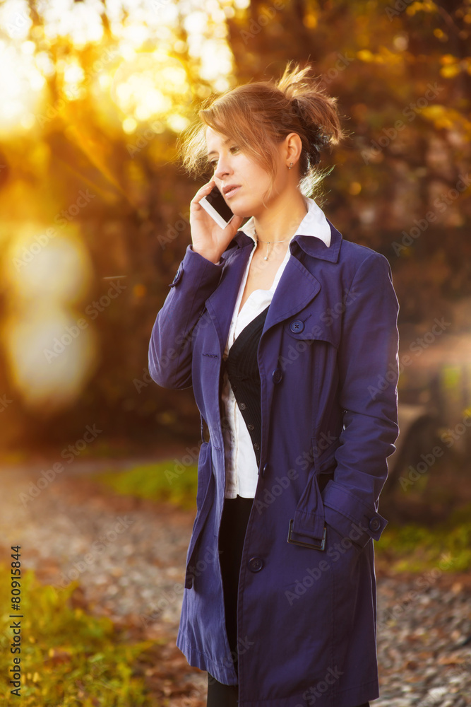 Ragazza che utilizza lo smartphone al parco Ragazza che utilizza lo smartphone al parco