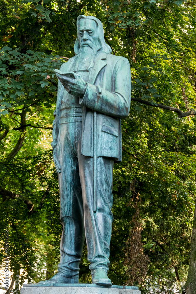 Statue eines lesenden Mannes Statue eines lesenden Mannes