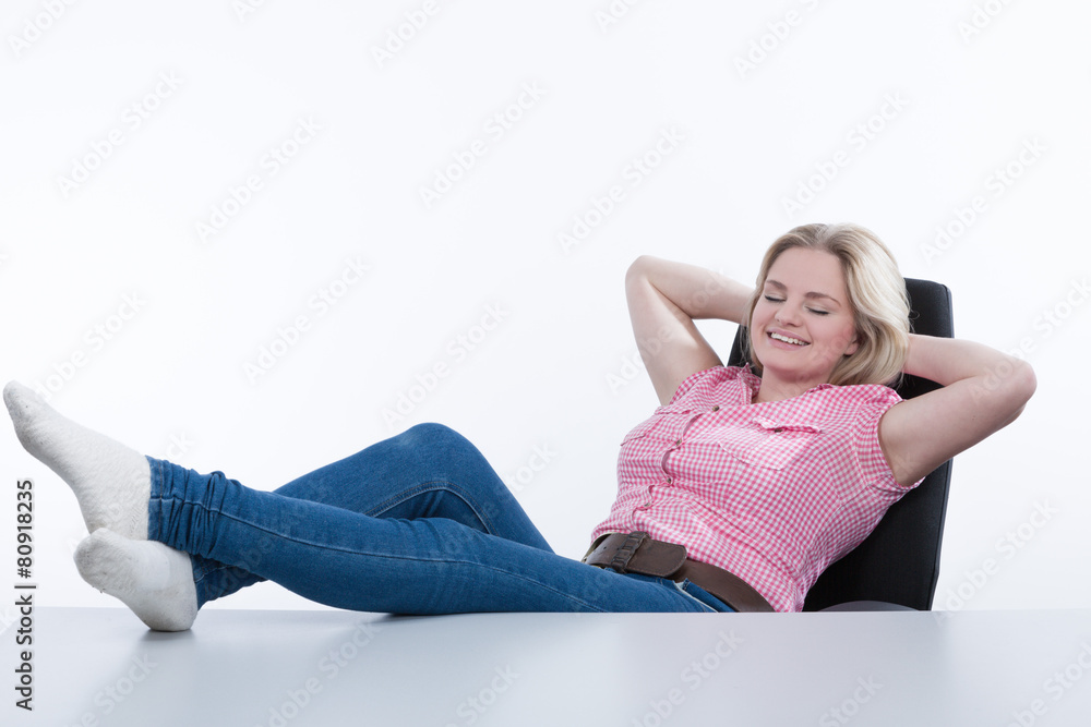 Fototapeta premium Mädchen ruht sich im Büro aus