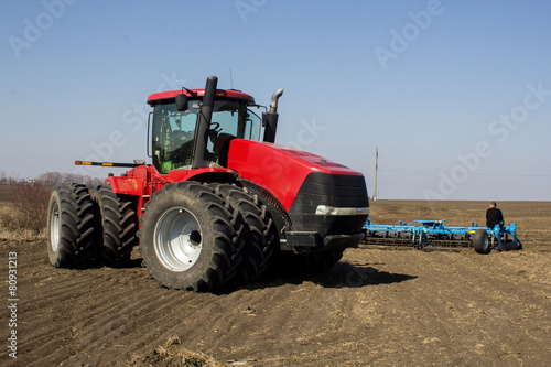 tractor in the field sow