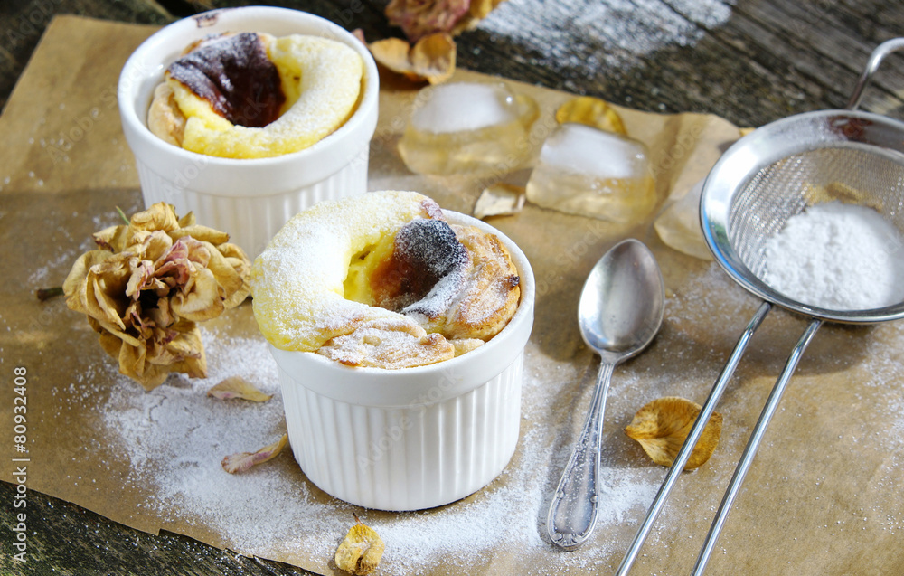 Pastel de Belem (Pastel de nata) - Portuguese egg tart pastry Pastel de Belem (Pastel de nata) - Portuguese egg tart pastry