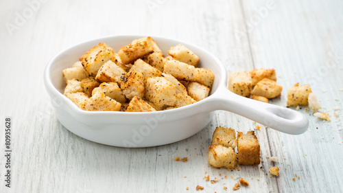 Bild auf Leinwand Croûtons mit Kräuter - croutons with herbs
