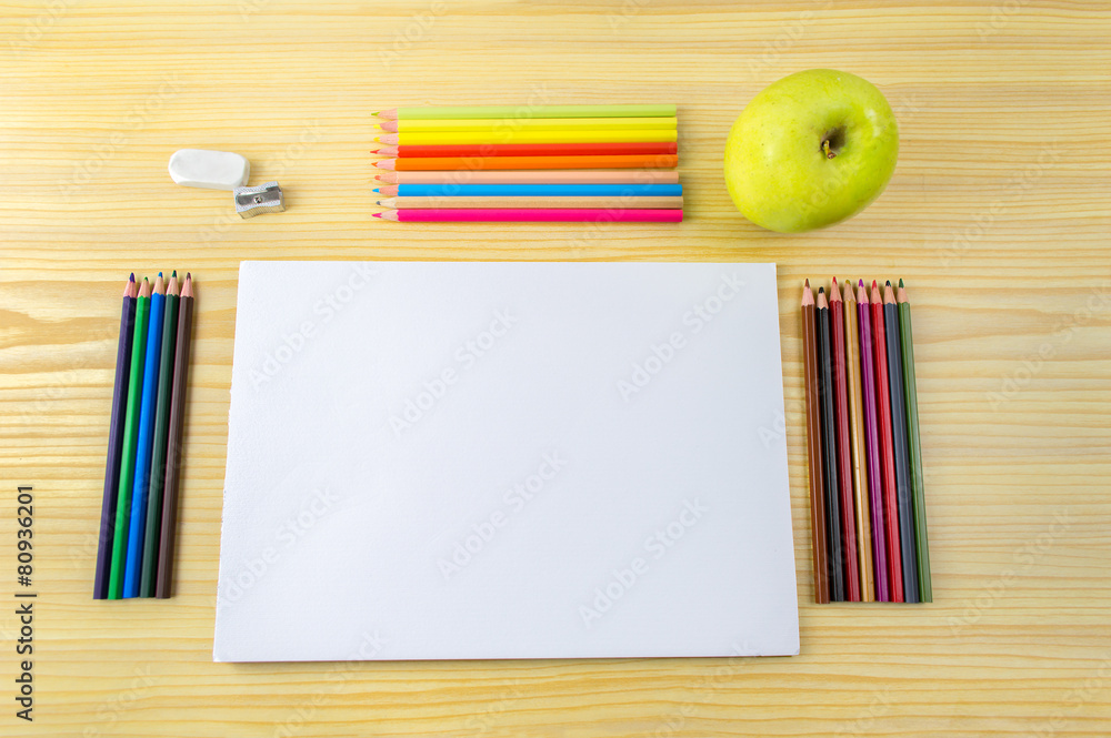 Obraz premium all ready to draw and apple for snack