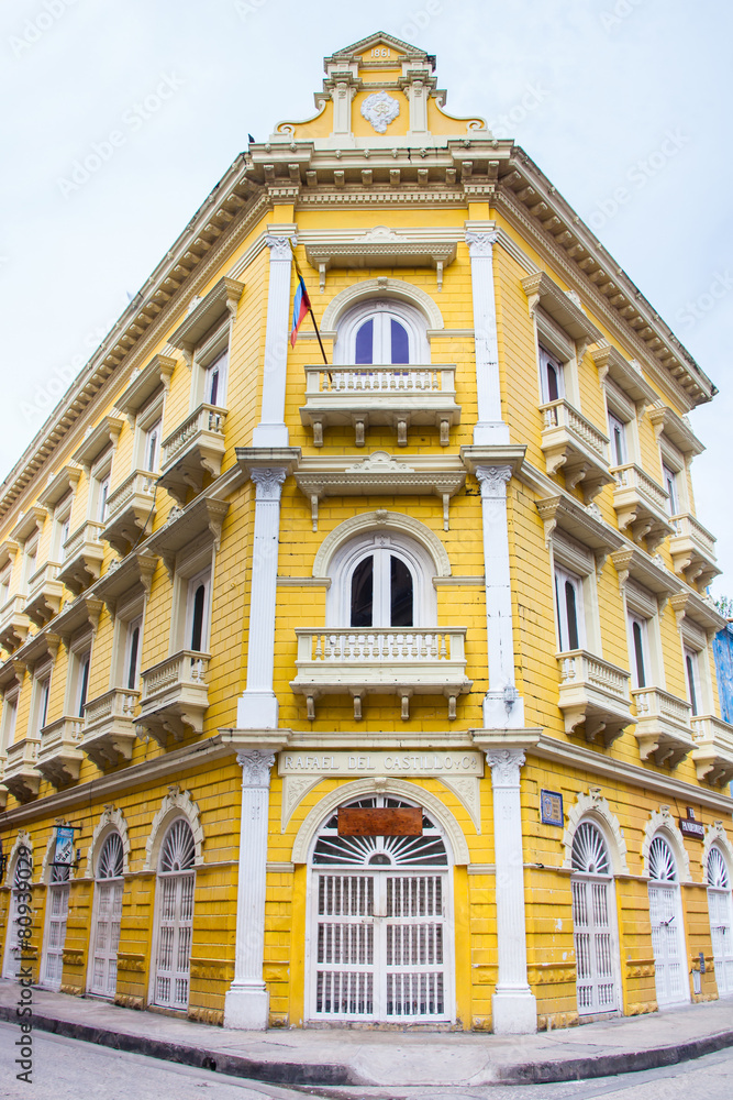 Hermosa fachada de un edificio colonial de la ciudad amurallada de Cartagena de Indias en Colombia. Edificio amarillo