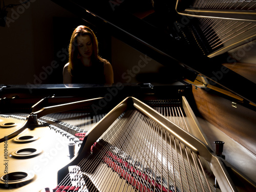 Murais de parede pianist performing on a grand concert piano