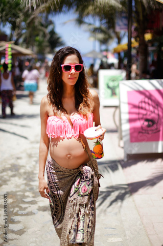 schwangere Frau am Strand photo