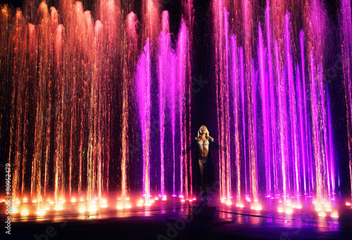 Foto Woman in front of light and water show