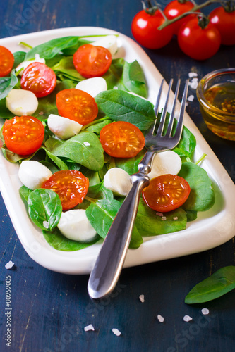 Salad with cherry tomatoes, spinach and mozarella
