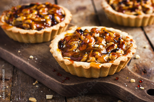 Tart with nuts and caramel