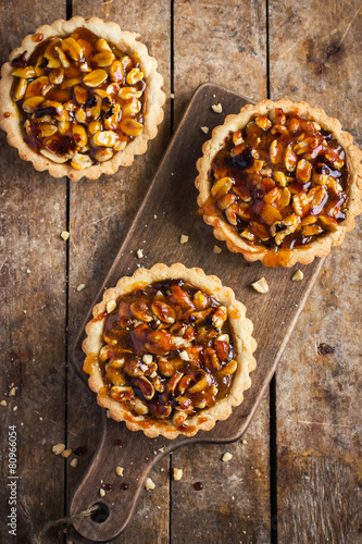 Photo Tart with nuts and caramel