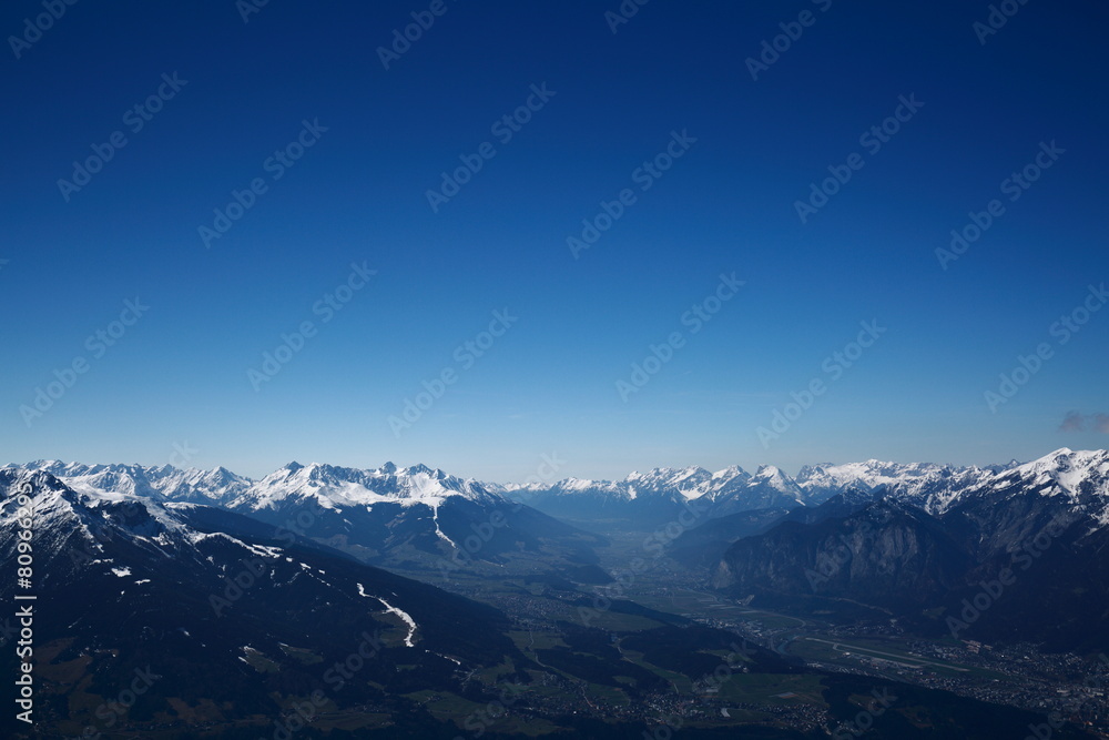 Alpen mit verschneiten Gipfeln