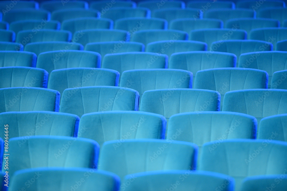 Fototapeta premium Puste wygodne zielone siedzenia w teatrze, kinie