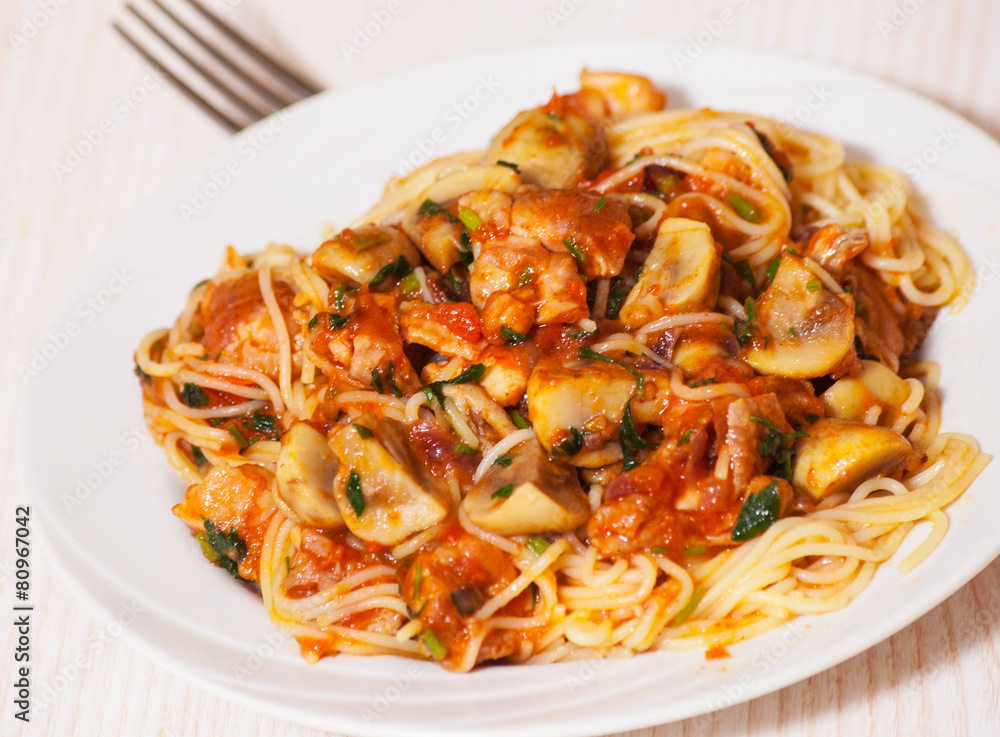 chicken and mushrooms in tomato sauce with spaghetti chicken and mushrooms in tomato sauce with spaghetti
