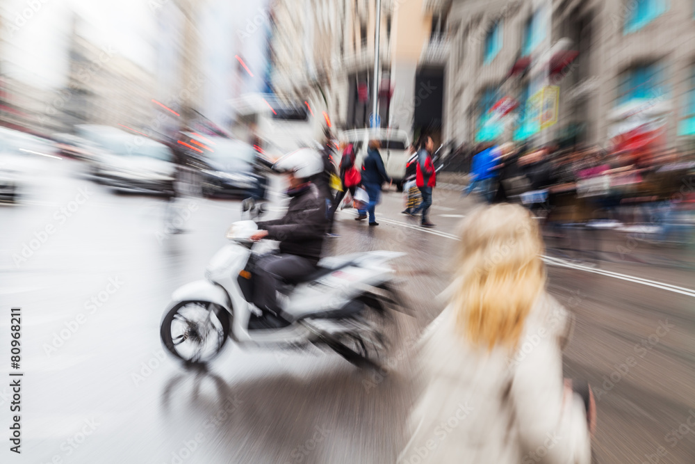 Fototapeta premium Menschen auf regennasser Straße