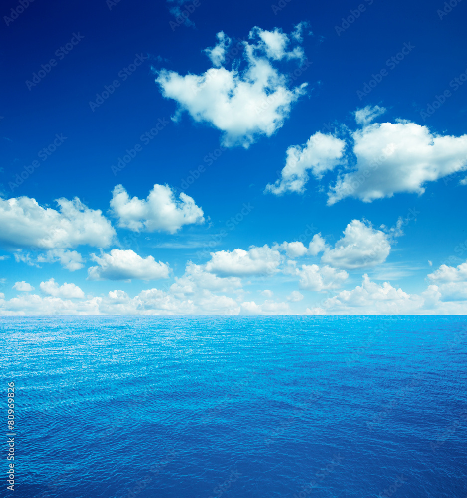 Obraz premium Cloudy sky and sea. Sea summer shot