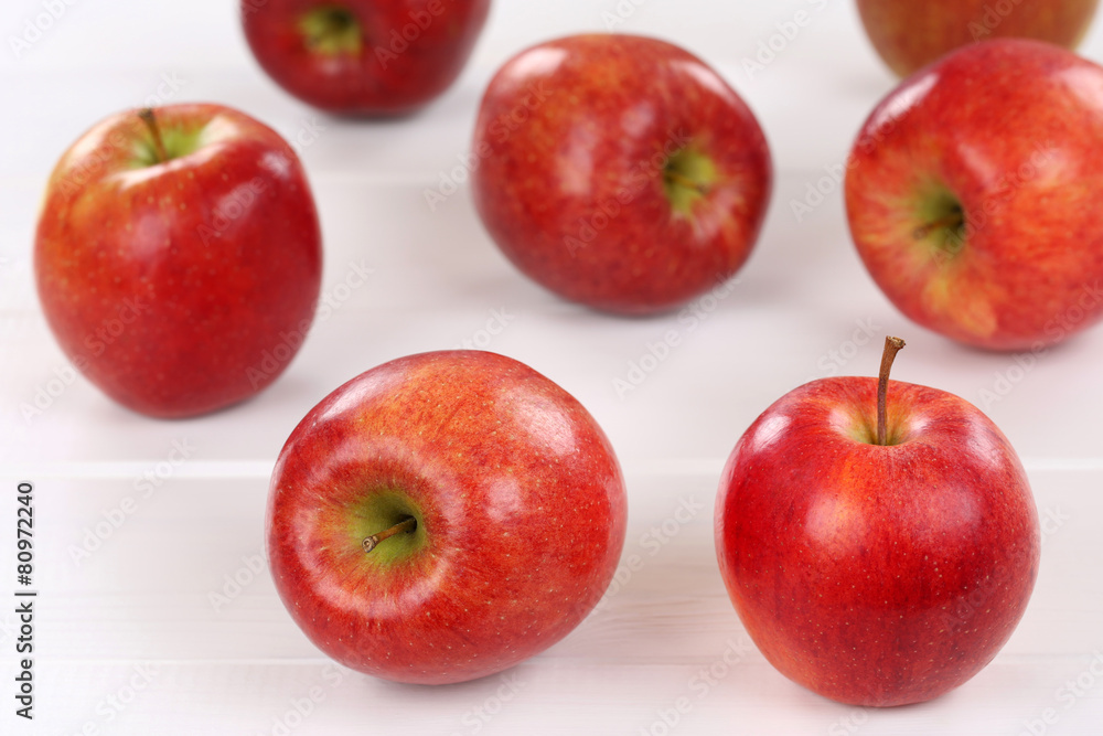 Rote Äpfel Früchte auf Holzbrett Rote Äpfel Früchte auf Holzbrett