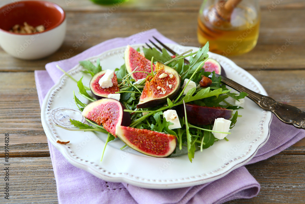 salad with arugula, figs, cheese and honey