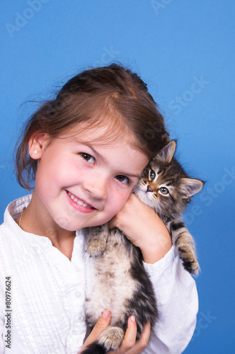 Mädchen mit Katzenbabys