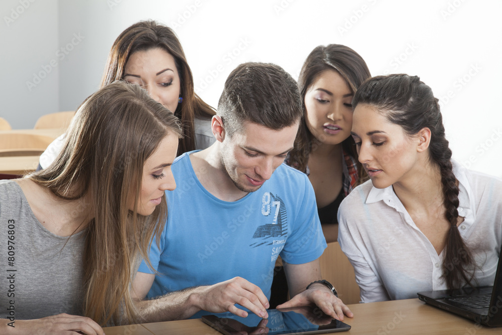 Multiethnische Gruppe Studenten in der Schule. Student erklärt seinen Mitschülerinnen den Lösungsweg einer mathematischen Gleichung Multiethnische Gruppe Studenten in der Schule. Student erklärt seinen Mitschülerinnen den Lösungsweg einer mathematischen Gleichung