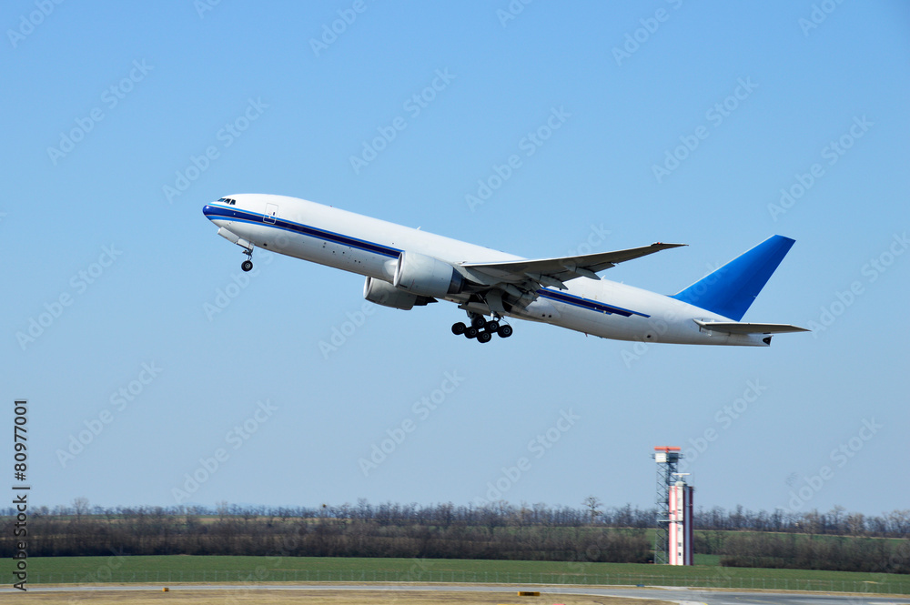Aufsteigendes Passagierflugzeug mit Düsenantrieb Aufsteigendes Passagierflugzeug mit Düsenantrieb
